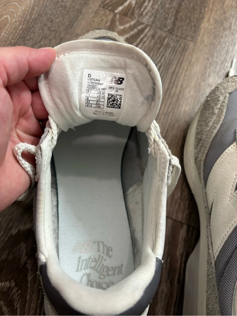 New Balance 370 NB Grey Beige Unisex men’s size 9.5 women’s Size 11.